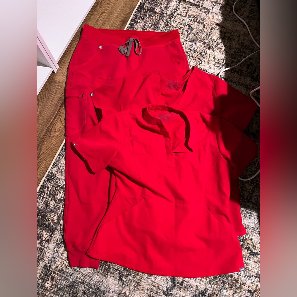 Figs red scrub set